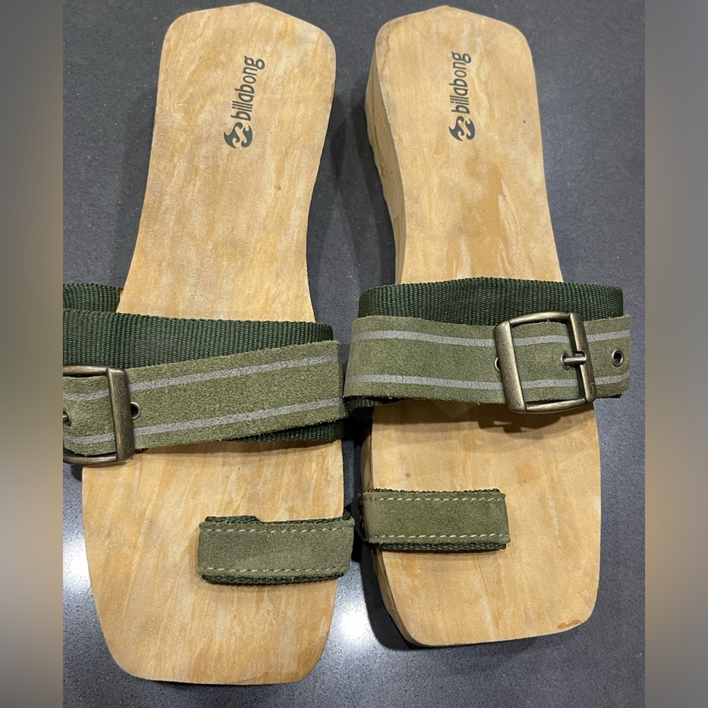 BILLABONG TOE SANDALS. Green straps with adjustment buckles. Measures ~9.5”